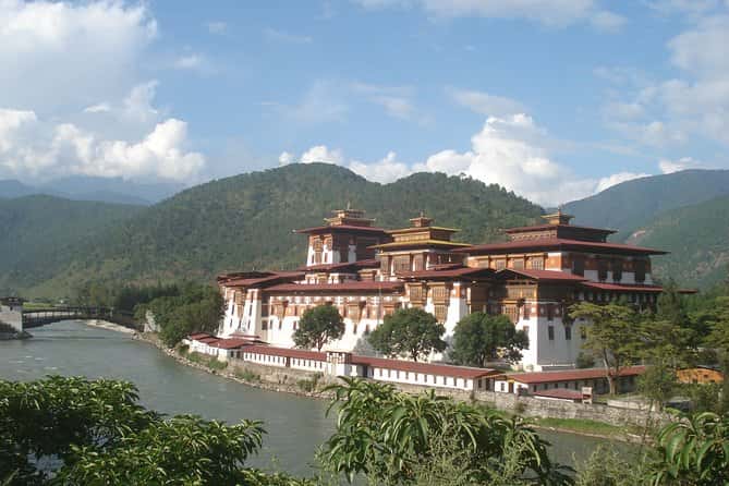 Bhutan Travel: Unveil Himalayan Wonders & Sacred Traditions