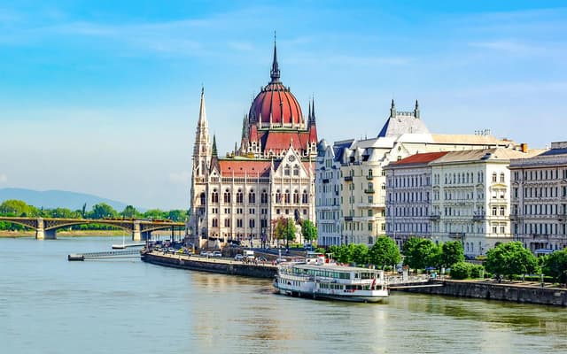 Budapest Danube River Sightseeing Cruise with Drinks