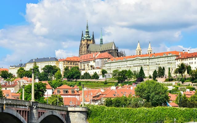 Prague Castle Guided Tour with One-Way Bus Transfer