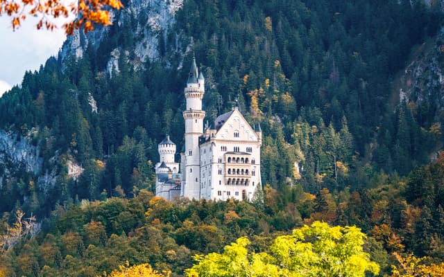 From Munich: Neuschwanstein & Linderhof Castles Full-Day Guided Tour