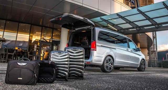 Paris: Charles-de-Gaulle Airport Private Roundtrip Transfer