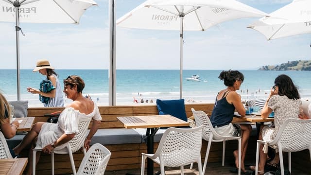 Auckland: Waiheke Wine Tour + Tastings + Beach front Lunch