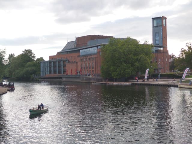 Stratford-Upon-Avon: The Famous Walk Talk Show