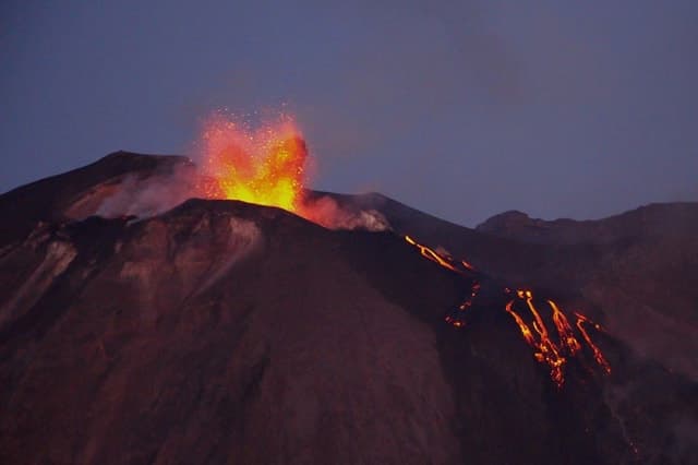 From Lipari: Panarea and Stromboli Cruise with Stops