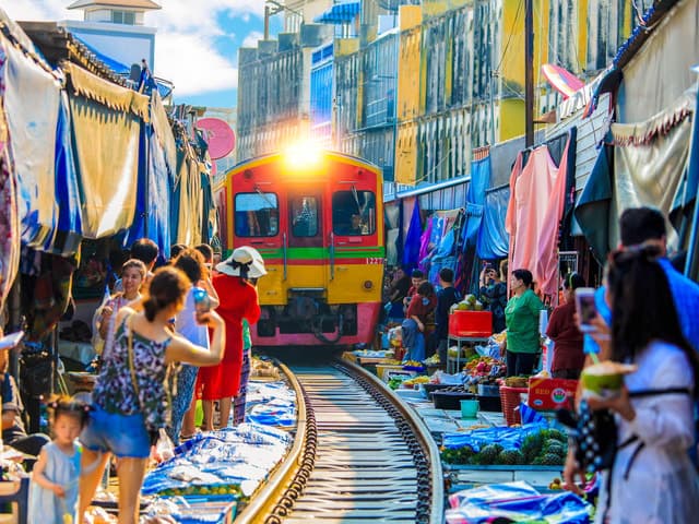 Bangkok: Maeklong Railway & Amphawa Floating Market Day Trip