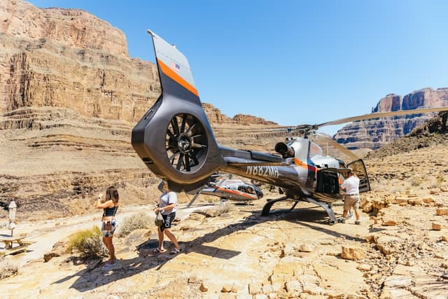 Vegas: Grand Canyon Helicopter Landing Tour and Champagne