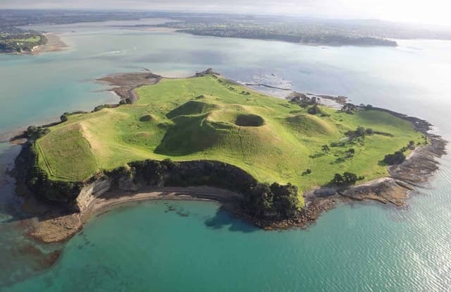 Auckland: Browns Island Sea Kayak Volcano Tour