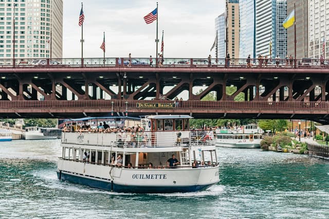 Chicago River: 1.5-Hour Guided Architecture Cruise