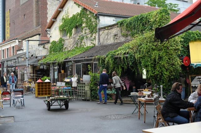 Paris: Expert-Led Vintage St Ouen Flea Market Walking Tour