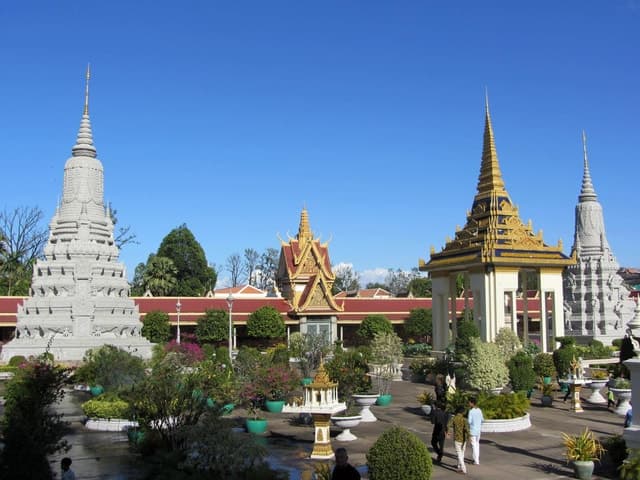 Phnom Penh Private Tour: Royal Palace, Silver Pagoda, S-21