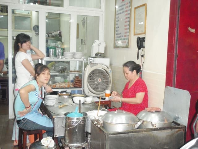 Street Food Tour Hanoi and Train Street Experience