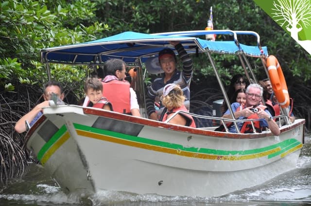 Langkawi: Kilim Mangrove Boat Tour with Lunch and Pickup