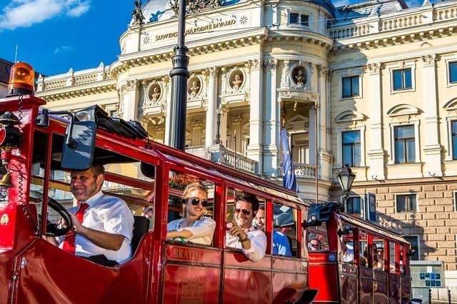 Bratislava: Sightseeing Oldtimer Tour