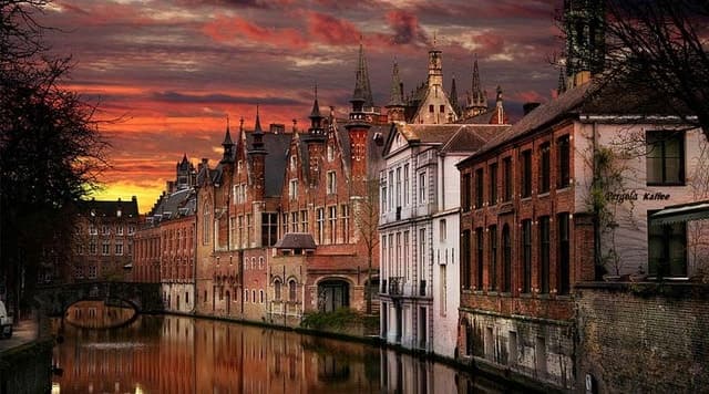 From Brussels: Bruges Day Trip with Boat Tour Option (ES)