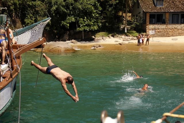 Half-Day Schooner Cruise and Snorkeling in Paraty Bay