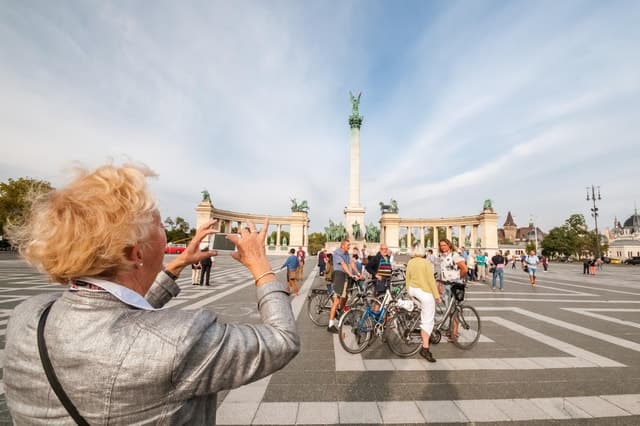 Budapest: Guided City Discovery Bike Tour
