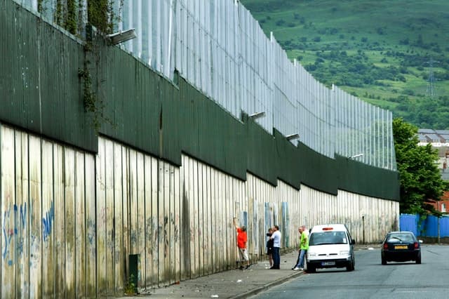 Belfast: 3-Hour Troubles Walking Tour with Firsthand Stories