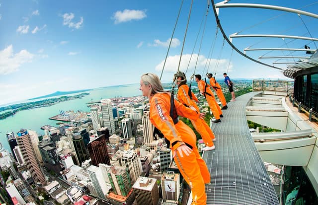 Auckland: Sky Tower SkyWalk - 192m High Edge Walk