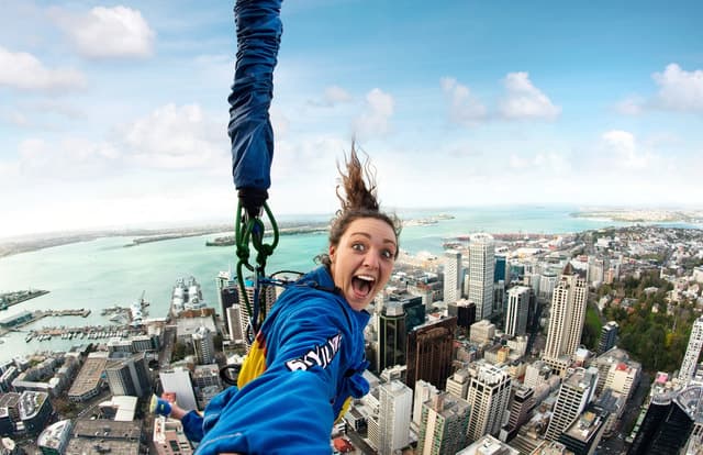 Auckland: SkyJump with Sky Tower Entry Ticket