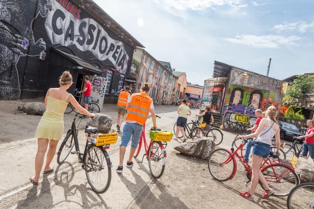 Berlin: Alternative Bike Tour of Kreuzberg & Friedrichshain