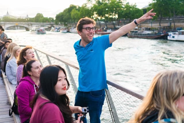 Paris: Evening Bike and Boat Tour