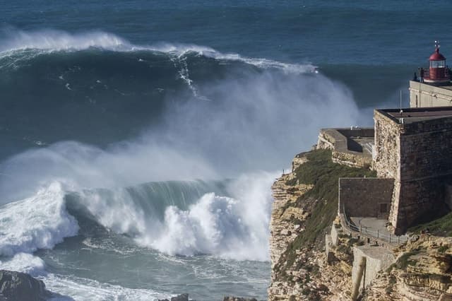 Private Tour: Nazaré Waves & Óbidos Medieval Magic