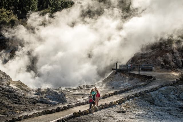 Rotorua: Hell's Gate Outdoor Mud Spa & Guided Walk