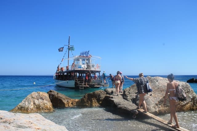 Samos: Full-Day Boat Cruise with Lunch (and bus transfer)