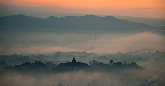 Yogyakarta: Sunrise Borobudur & Prambanan Guided Tour