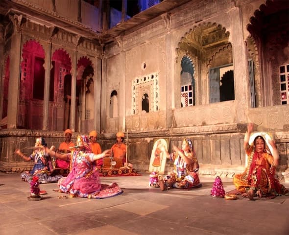 Udaipur: Evening Boat Ride with Puppet Show and Dinner