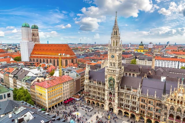 Munich: Old Town & Viktualienmarkt City Walk in German