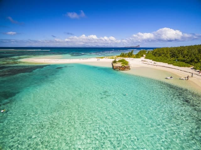 Grand Baie: Three Islands Private Boat Trip and Beach BBQ