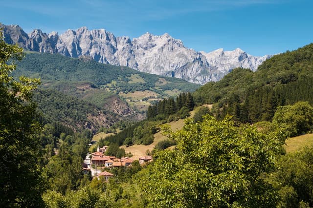 Santander: Picos, Santo Toribio Monastery and Potes Day Tour