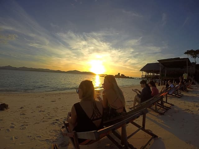 Phuket: Phi Phi Sunrise Boat Tour to Bamboo and Khai Island