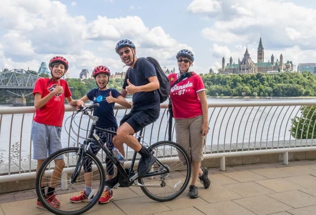 Ottawa: 2 or 3.5-Hour Guided Bike Tour with a Local Guide