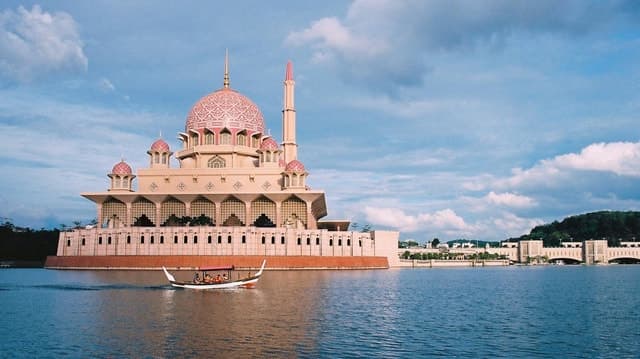 Kuala Lumpur: Putrajaya Tour with Boat Cruise