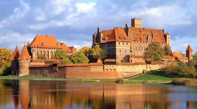 Gdansk: Malbork Castle & Westerplatte Tour with Local Lunch