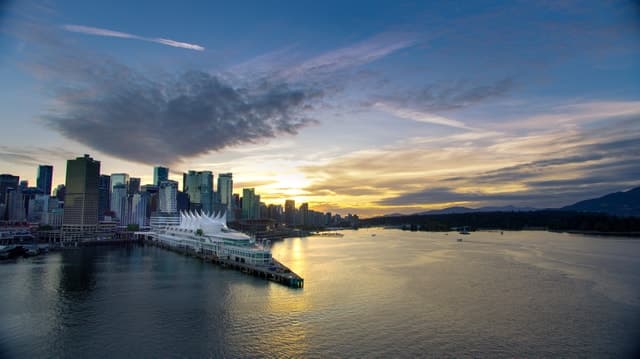 Vancouver: Sunset Tour with Stanley Park & English Bay Stops