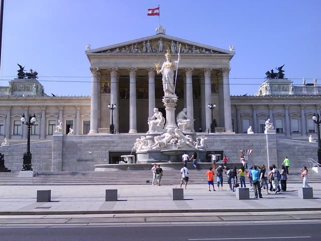 Imperial Vienna: Full-Day Tour from Budapest