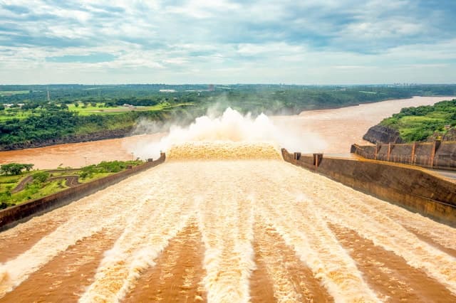 Itaipu Dam Tour in Puerto IguazĂş: Iconic Views