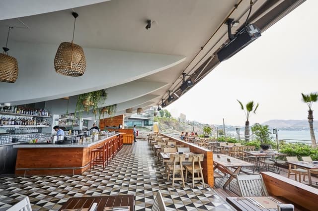 Lunch Menu at Mangos Larcomar restaurant