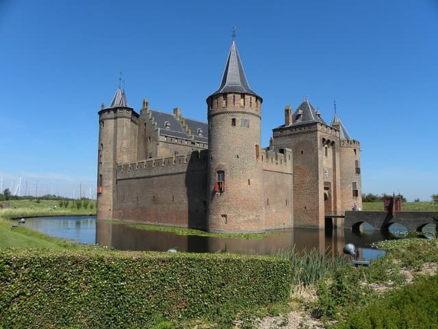 From Amsterdam: Private Day Trip to the Dutch Castles