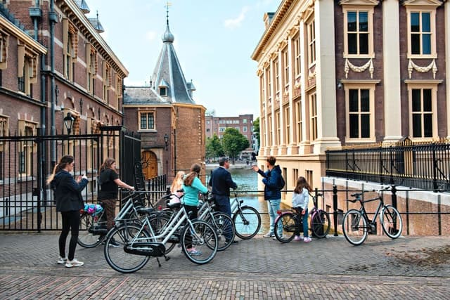The Hague: Highlights Bike Tour Past the Peace Palace