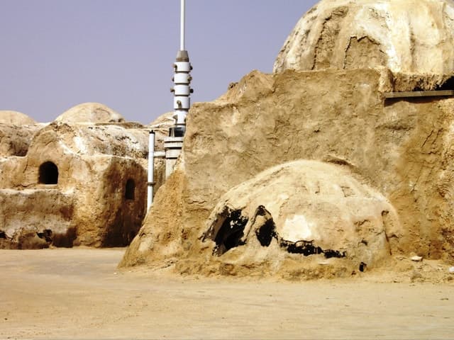 From Tozeur: 4WD Sand Dunes and Mos Espa Tour
