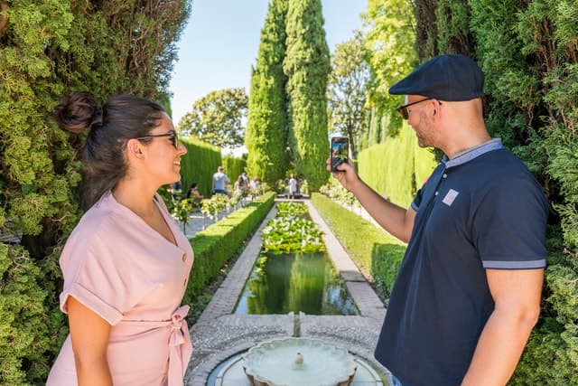 Granada: Alhambra Ticket and Guided Tour with Nasrid Palaces