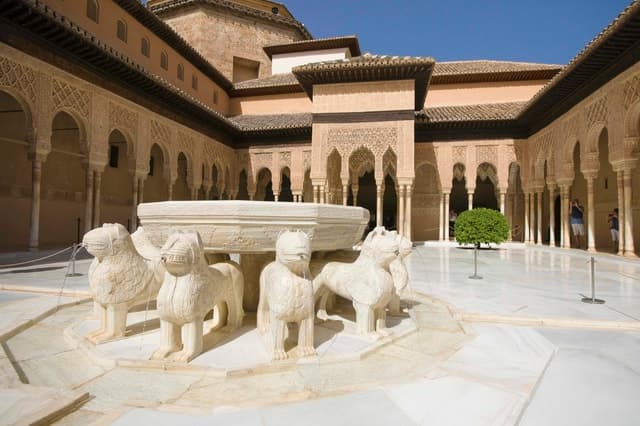 Granada: Alhambra Small Group Tour with Nasrid Palaces