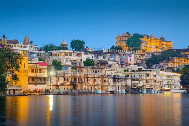 Unforgettable Lake Pichola Boat Rides & Sunset Cruises