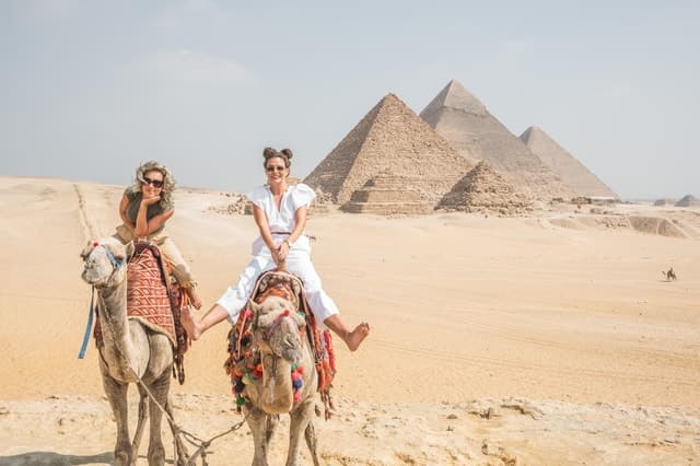 Cairo: Female-Guided Pyramids, Sphinx & Museum City Tour