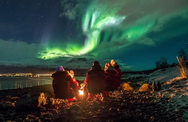 Tromsø: Expert Aurora Hunt - Thermal Gear, Food, Campfire