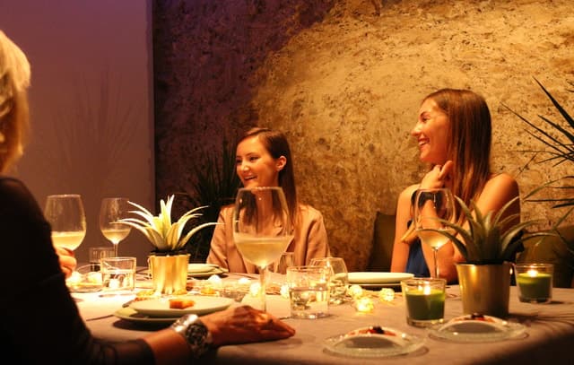 Valencia: Old Town Tour, Wine & Tapas in an 11th c. Monument